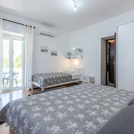 Apartment Luiza With Terrace Baska (Krk) Exterior photo